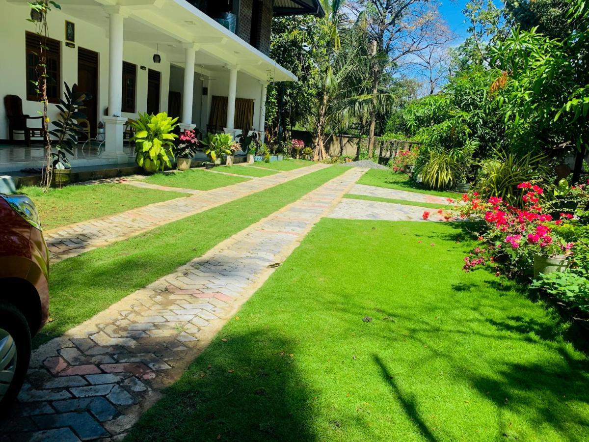 Geethani Tourist Home Polonnaruwa Bagian luar foto